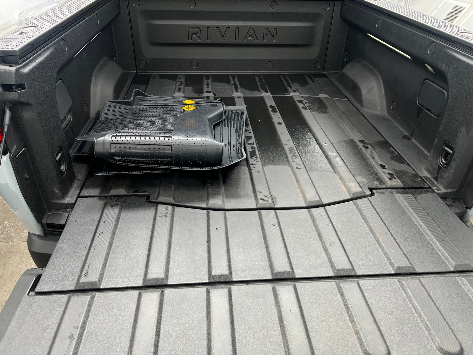 Thumbnail: 2025 Rivian R1T - 6