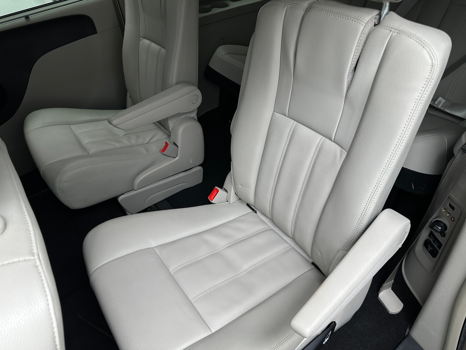 Thumbnail: 2016 Chrysler Town & Country - 5