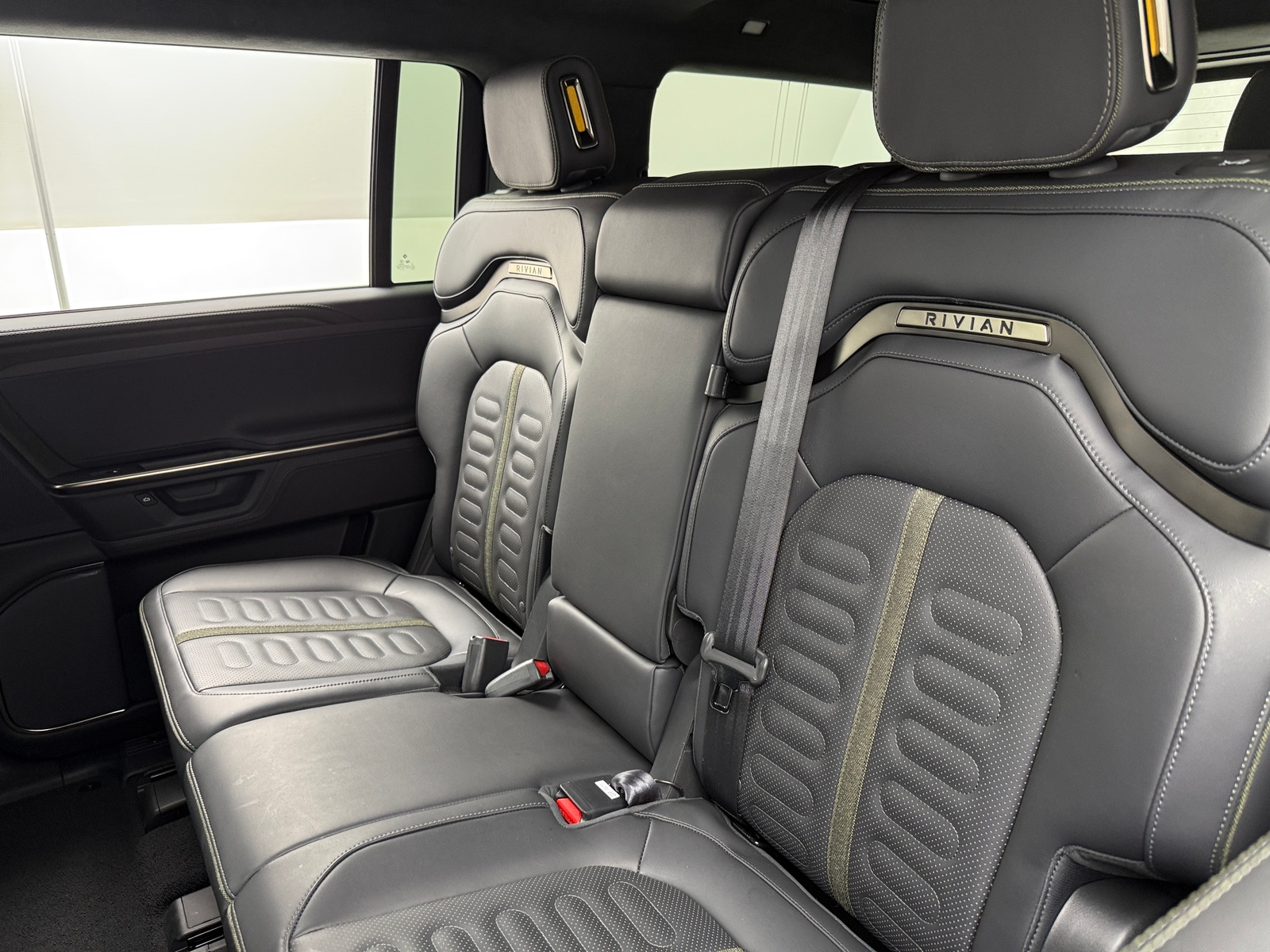 Thumbnail: 2025 Rivian R1S - 5