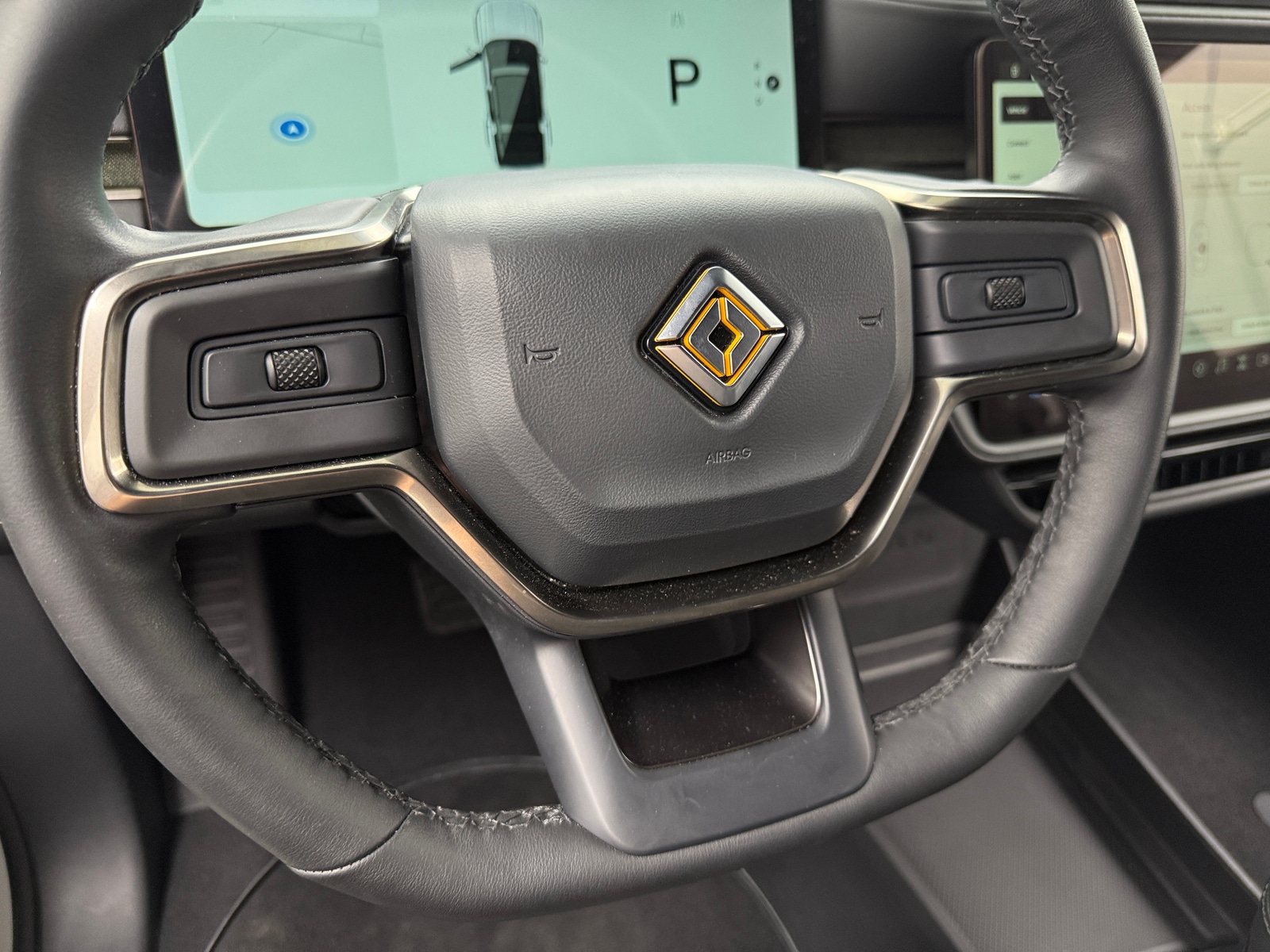 Thumbnail: 2025 Rivian R1S - 4