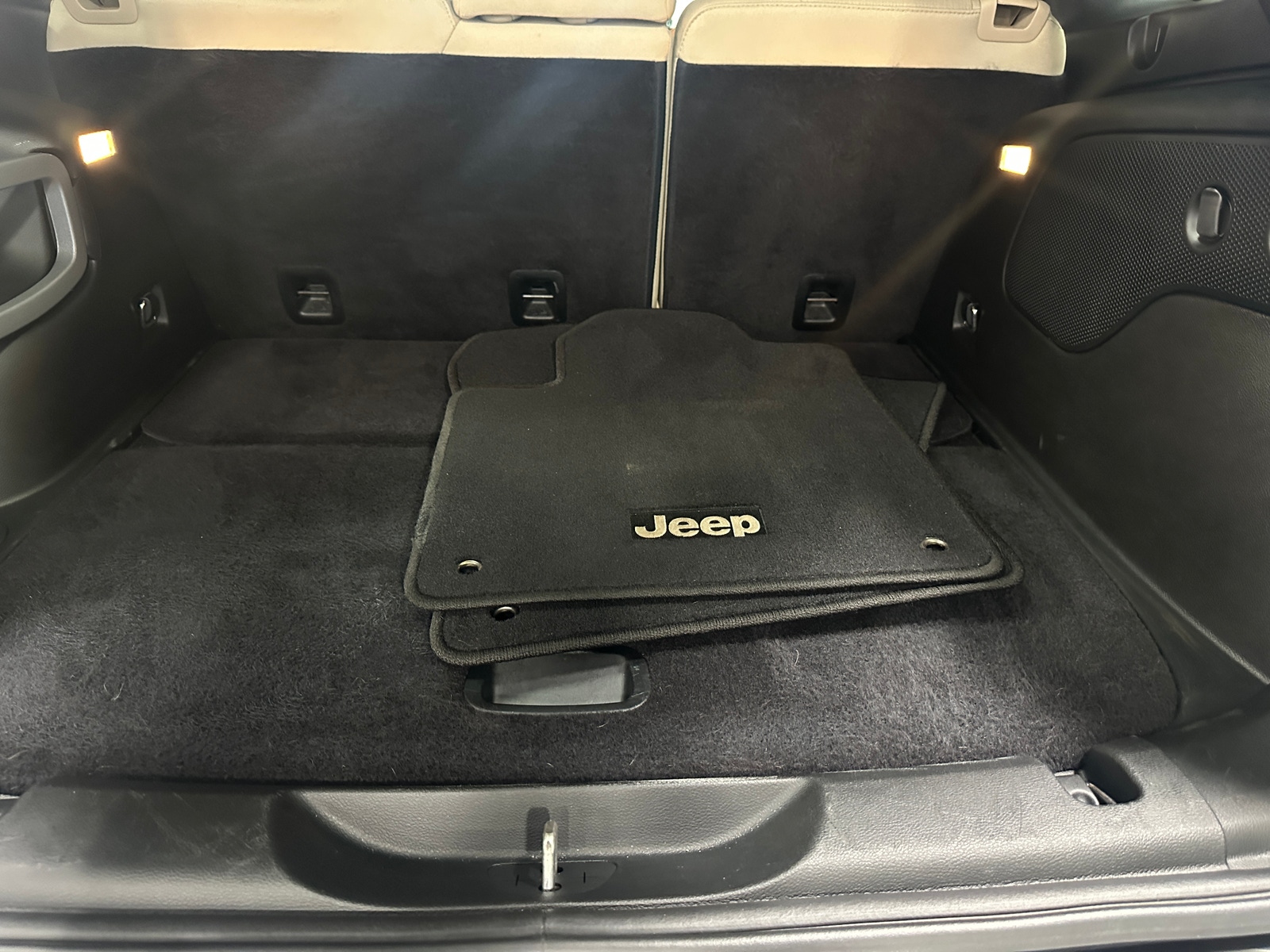 Thumbnail: 2017 Jeep Cherokee - 7