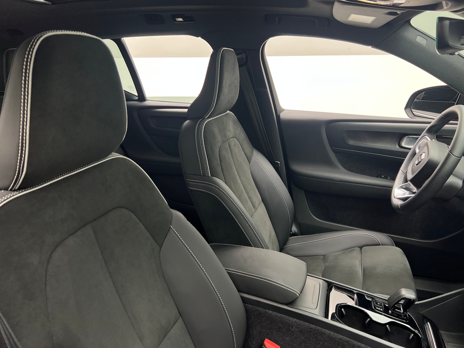Thumbnail: 2023 Volvo XC40 - 2