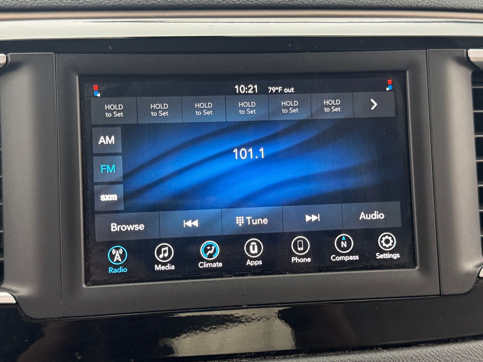 Thumbnail: 2021 Chrysler Voyager - 3