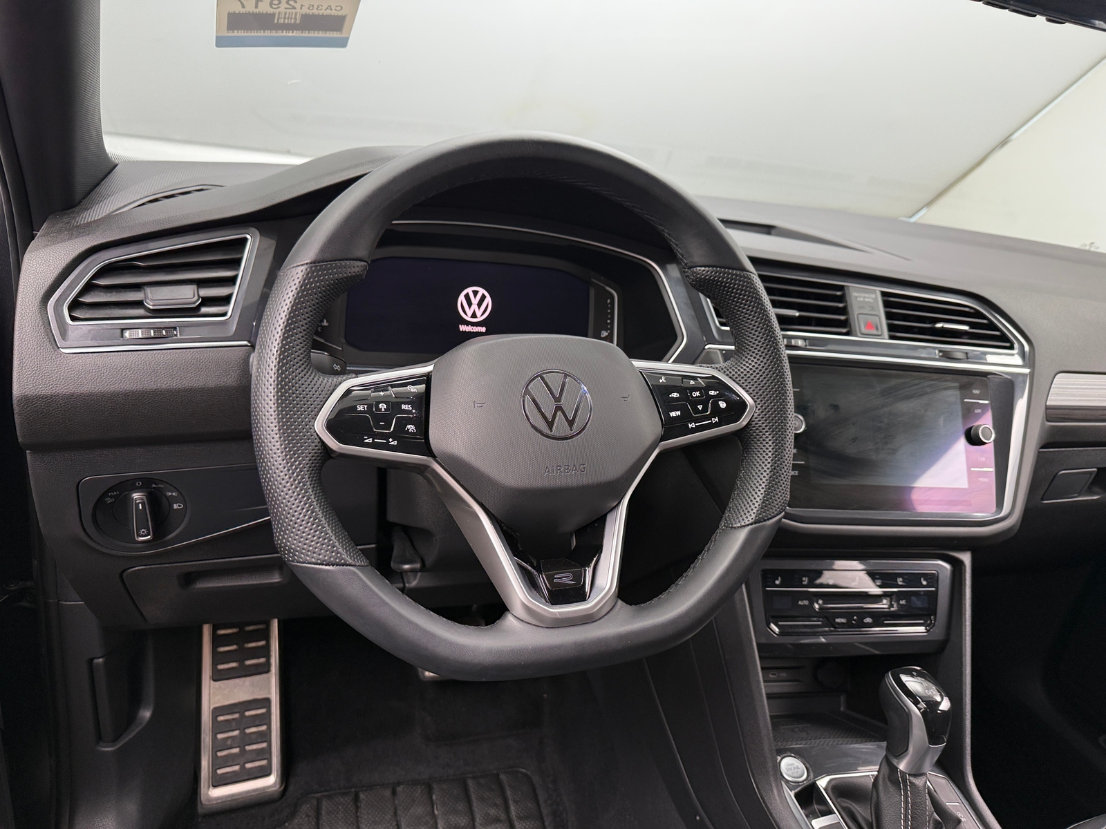 Thumbnail: 2022 Volkswagen Tiguan - 4