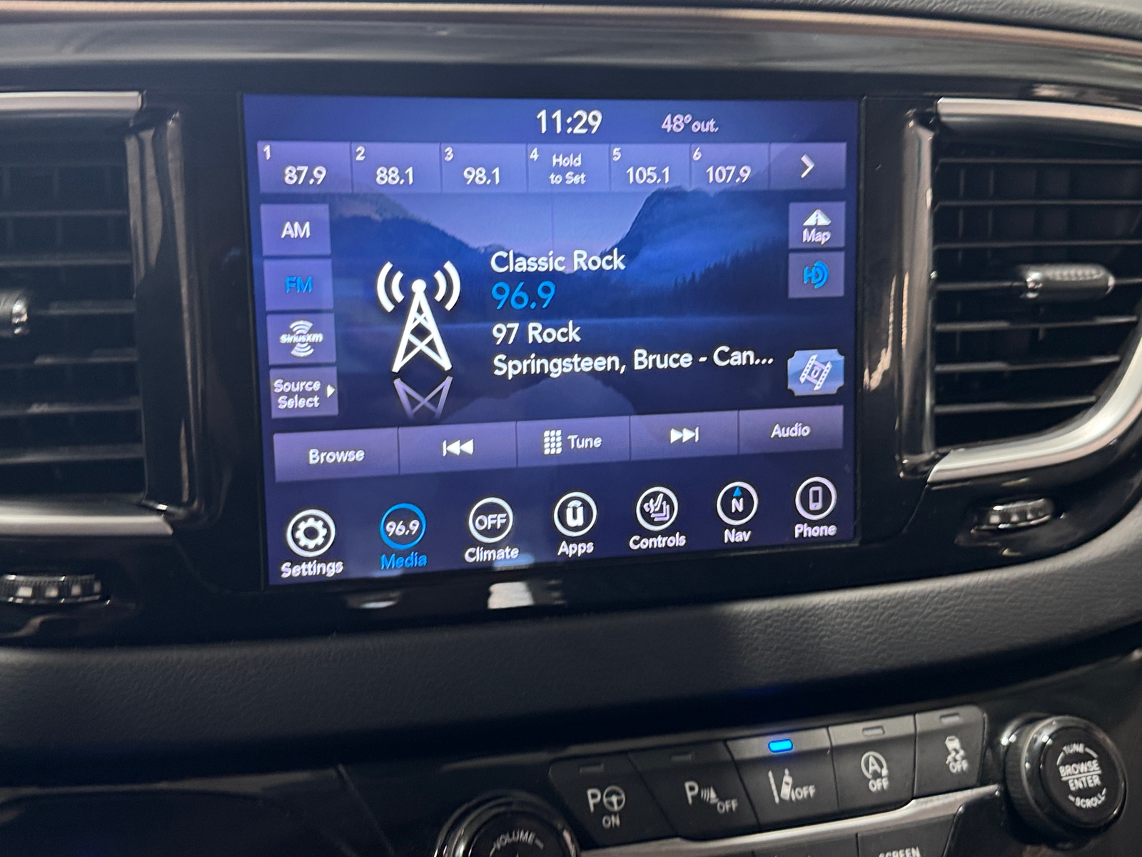 Thumbnail: 2018 Chrysler Pacifica - 3