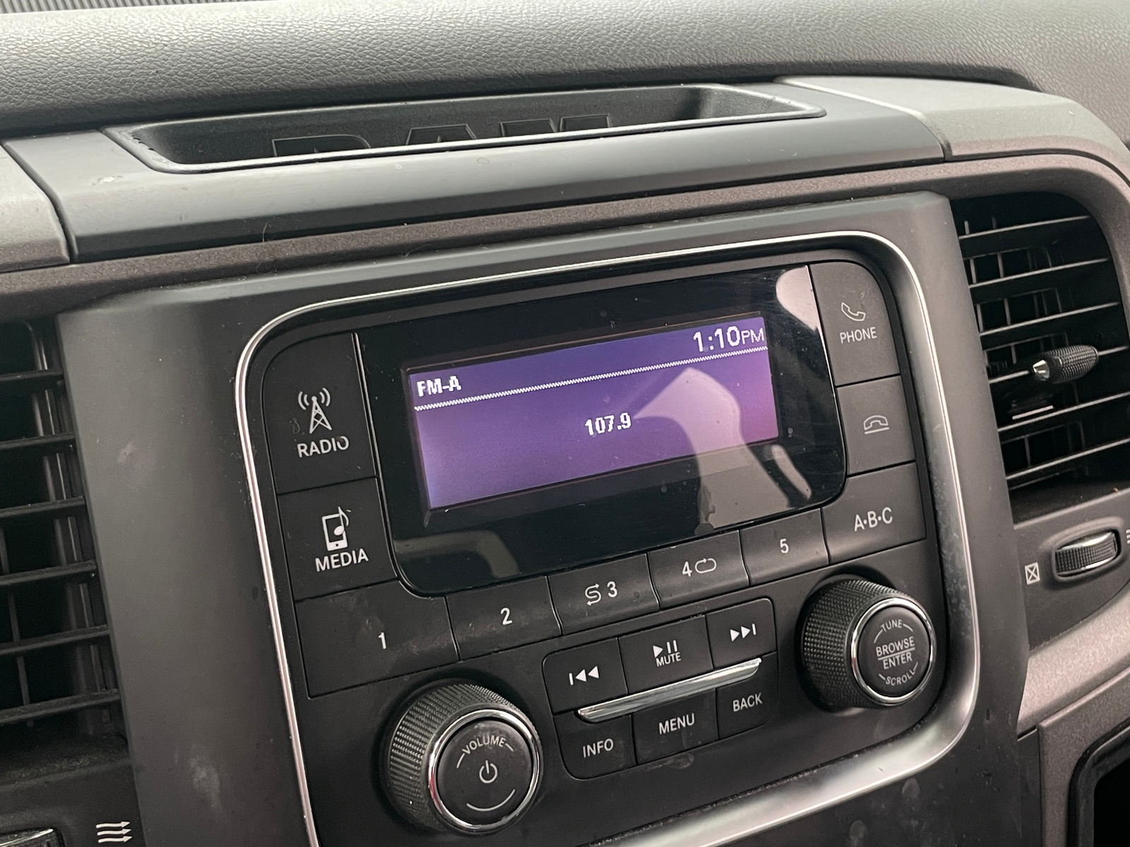 Thumbnail: 2020 RAM 1500 Classic - 4