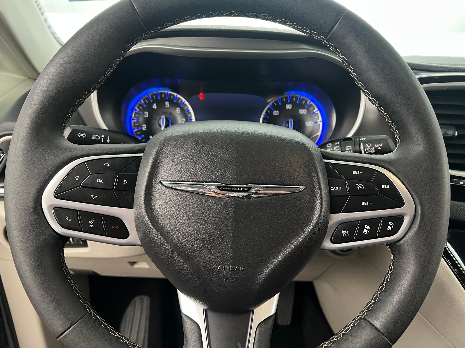 Thumbnail: 2023 Chrysler Pacifica - 4