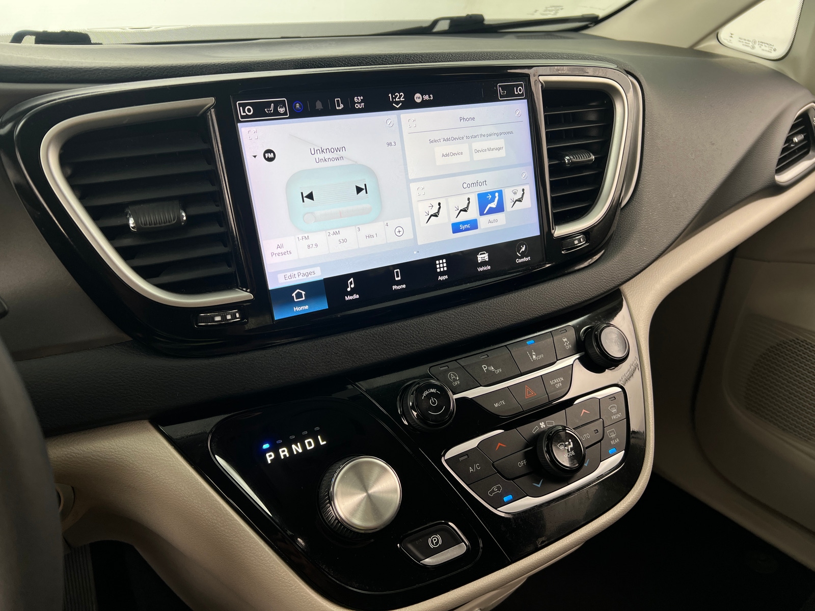 Thumbnail: 2023 Chrysler Pacifica - 3