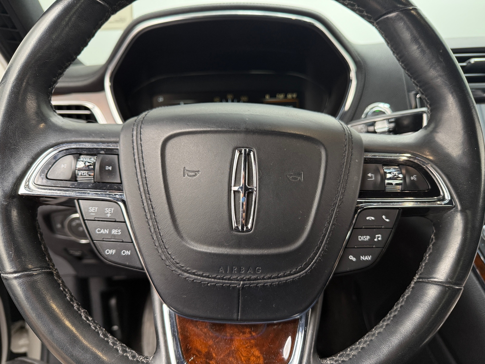 Thumbnail: 2017 Lincoln Continental - 4