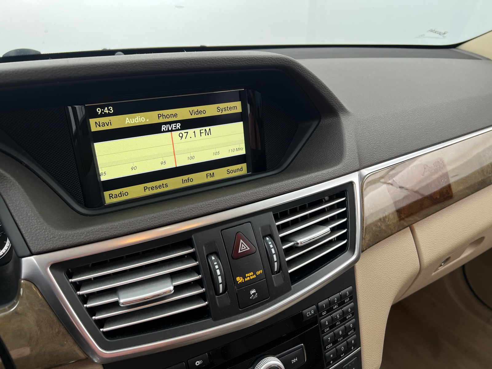 Thumbnail: 2010 Mercedes-Benz E-Class - 3
