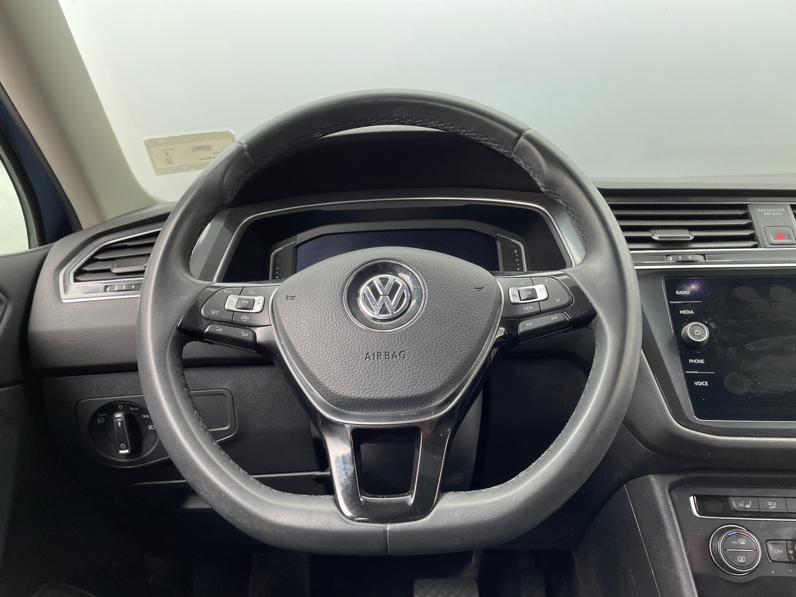 Thumbnail: 2020 Volkswagen Tiguan - 4