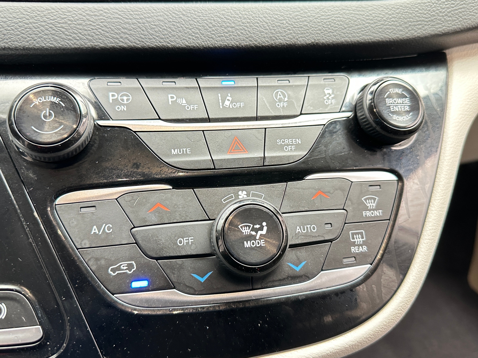 Thumbnail: 2019 Chrysler Pacifica - 4
