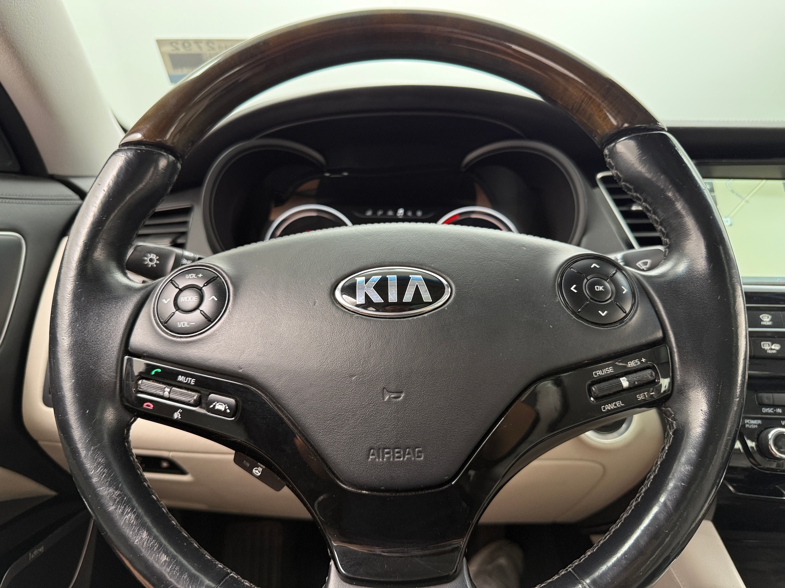 Thumbnail: 2016 Kia K900 - 4