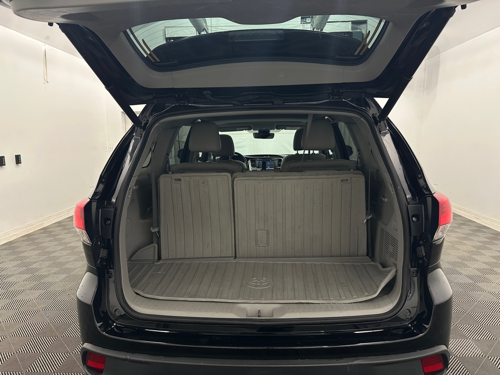 Thumbnail: 2019 Toyota Highlander - 6