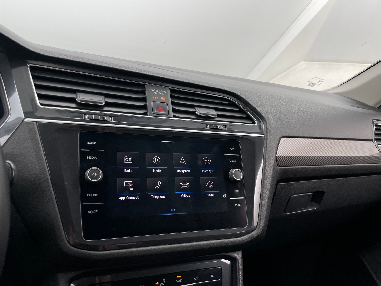 Thumbnail: 2022 Volkswagen Tiguan - 3