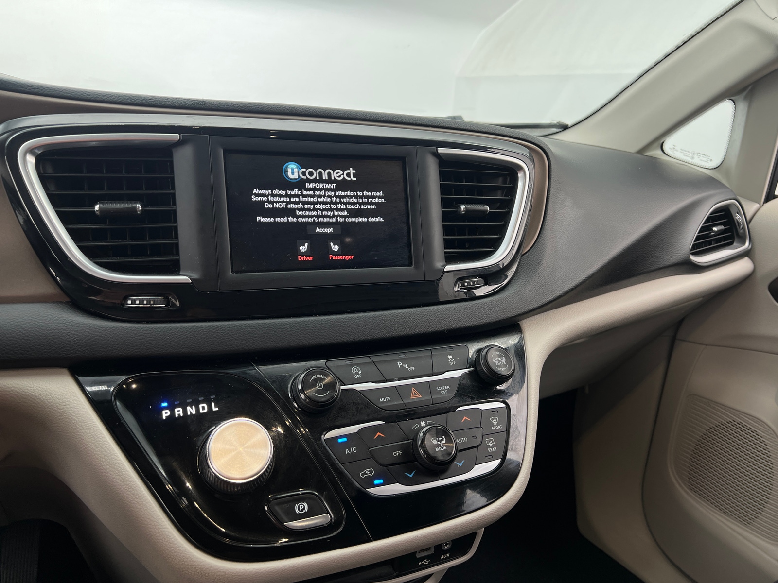 Thumbnail: 2018 Chrysler Pacifica - 3