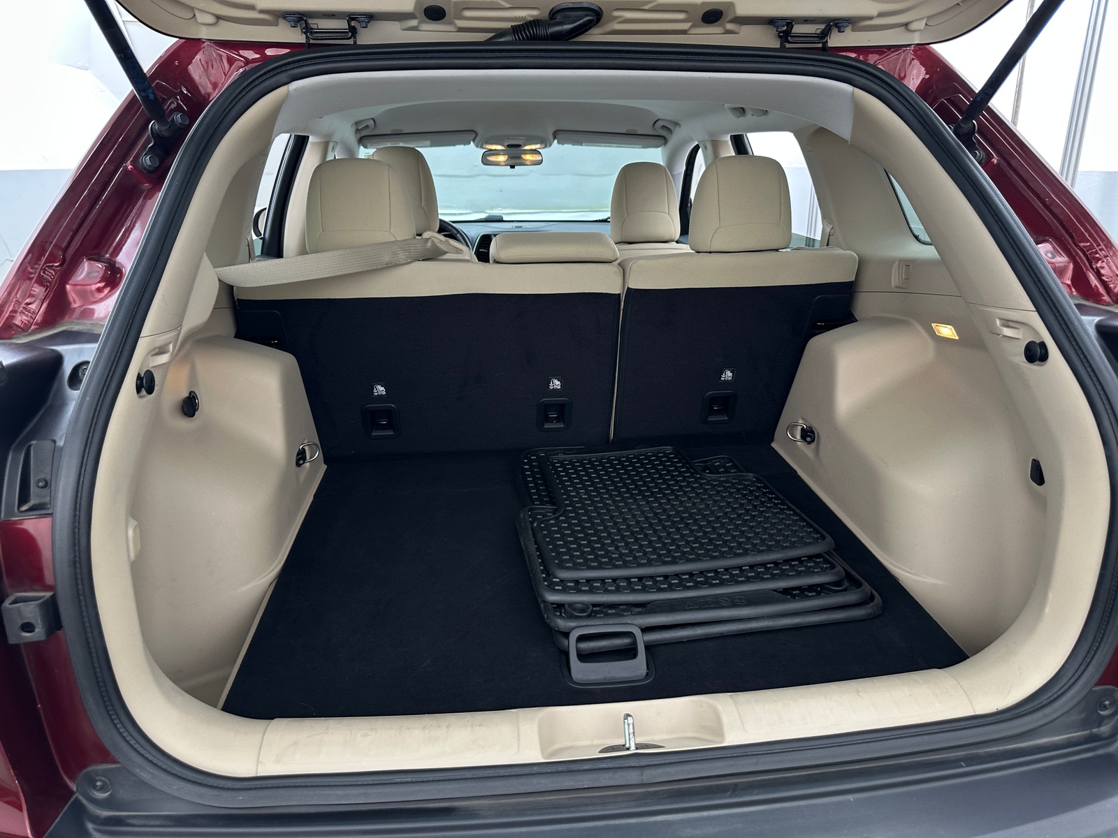 Thumbnail: 2019 Jeep Cherokee - 7