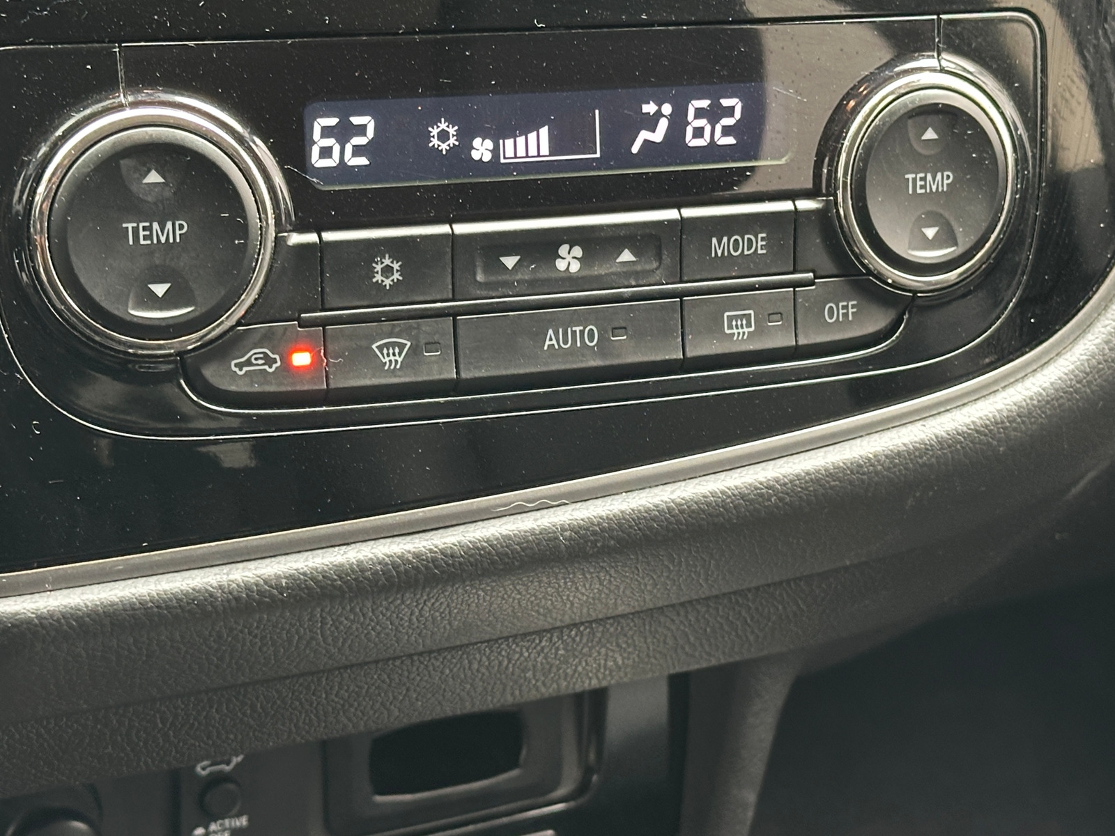 Thumbnail: 2018 Mitsubishi Outlander - 3