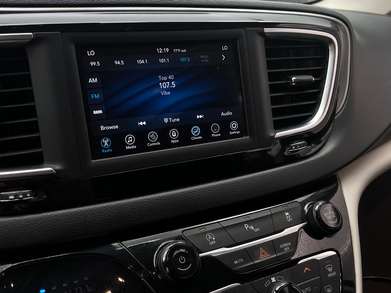 Thumbnail: 2020 Chrysler Pacifica - 3