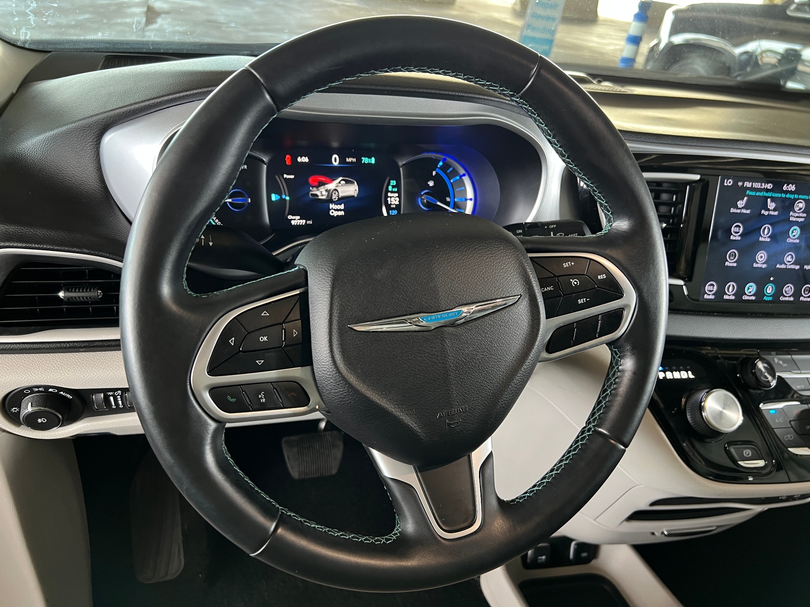 Thumbnail: 2018 Chrysler Pacifica - 4