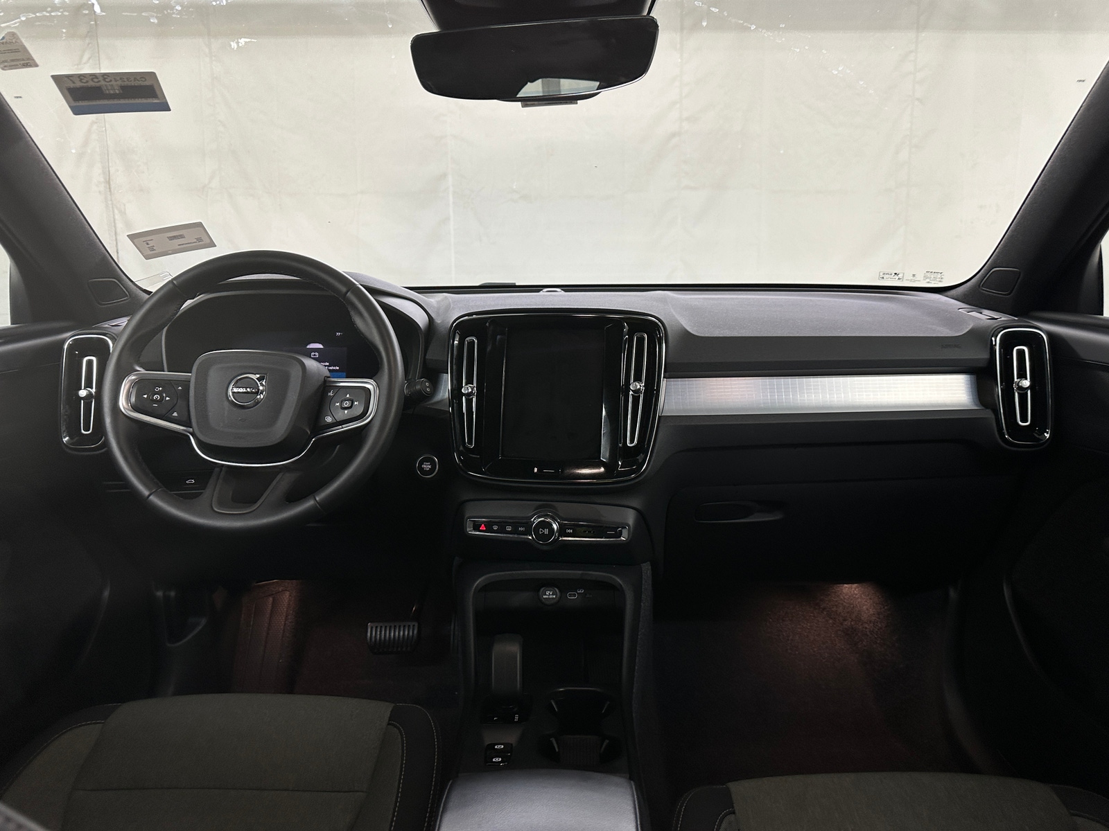 Thumbnail: 2025 Volvo XC40 - 3