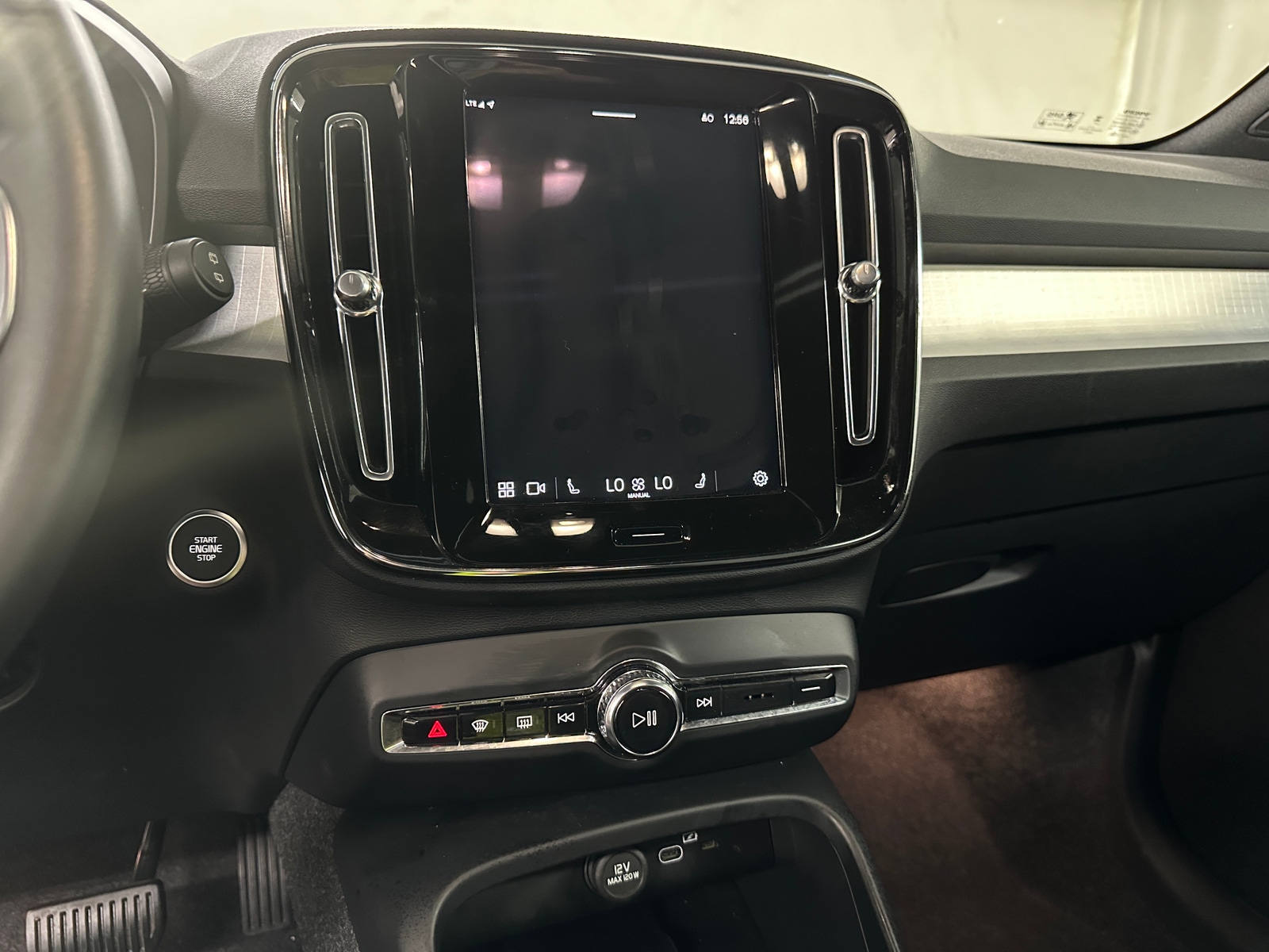 Thumbnail: 2025 Volvo XC40 - 4