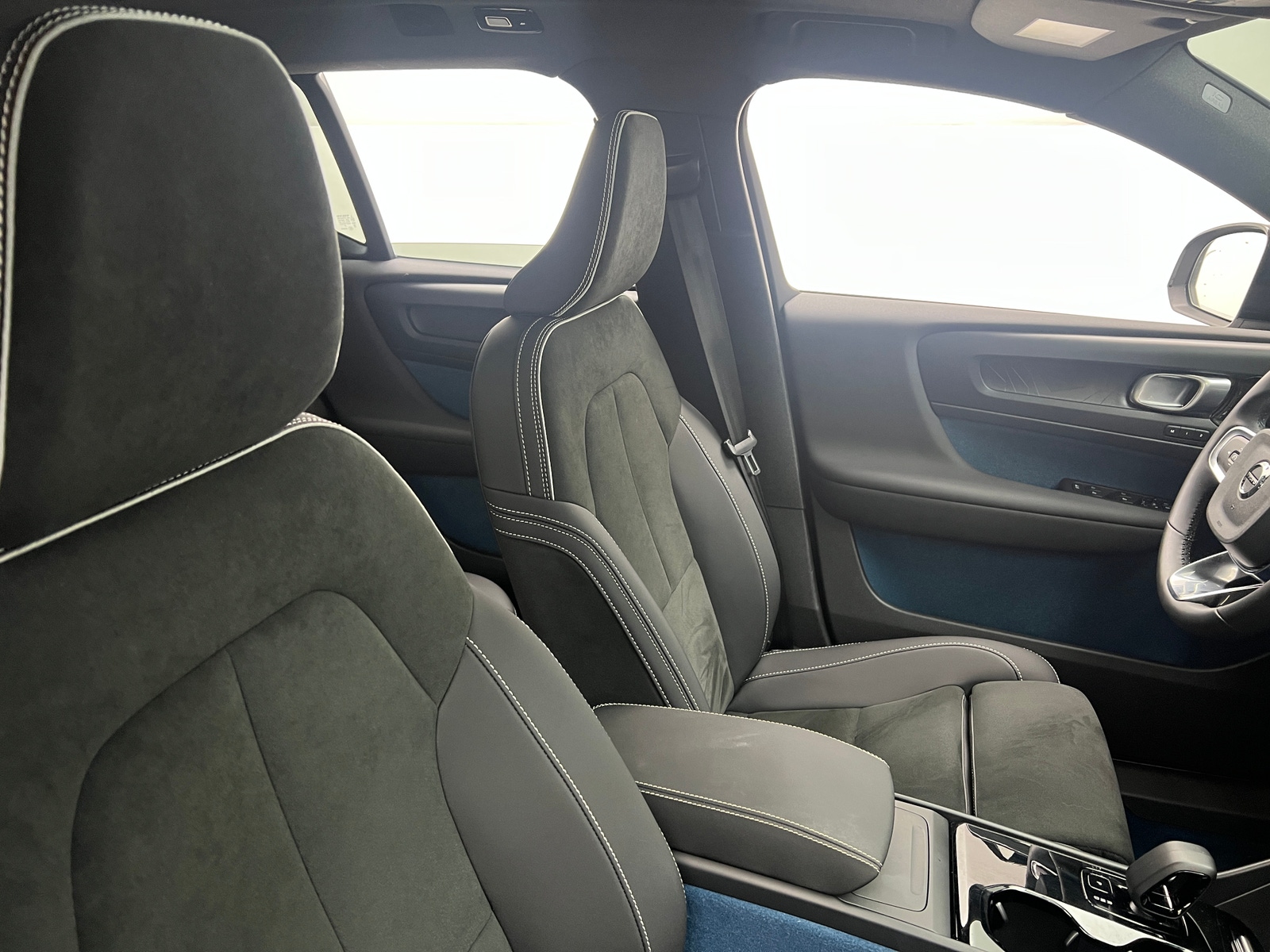 Thumbnail: 2023 Volvo XC40 - 2
