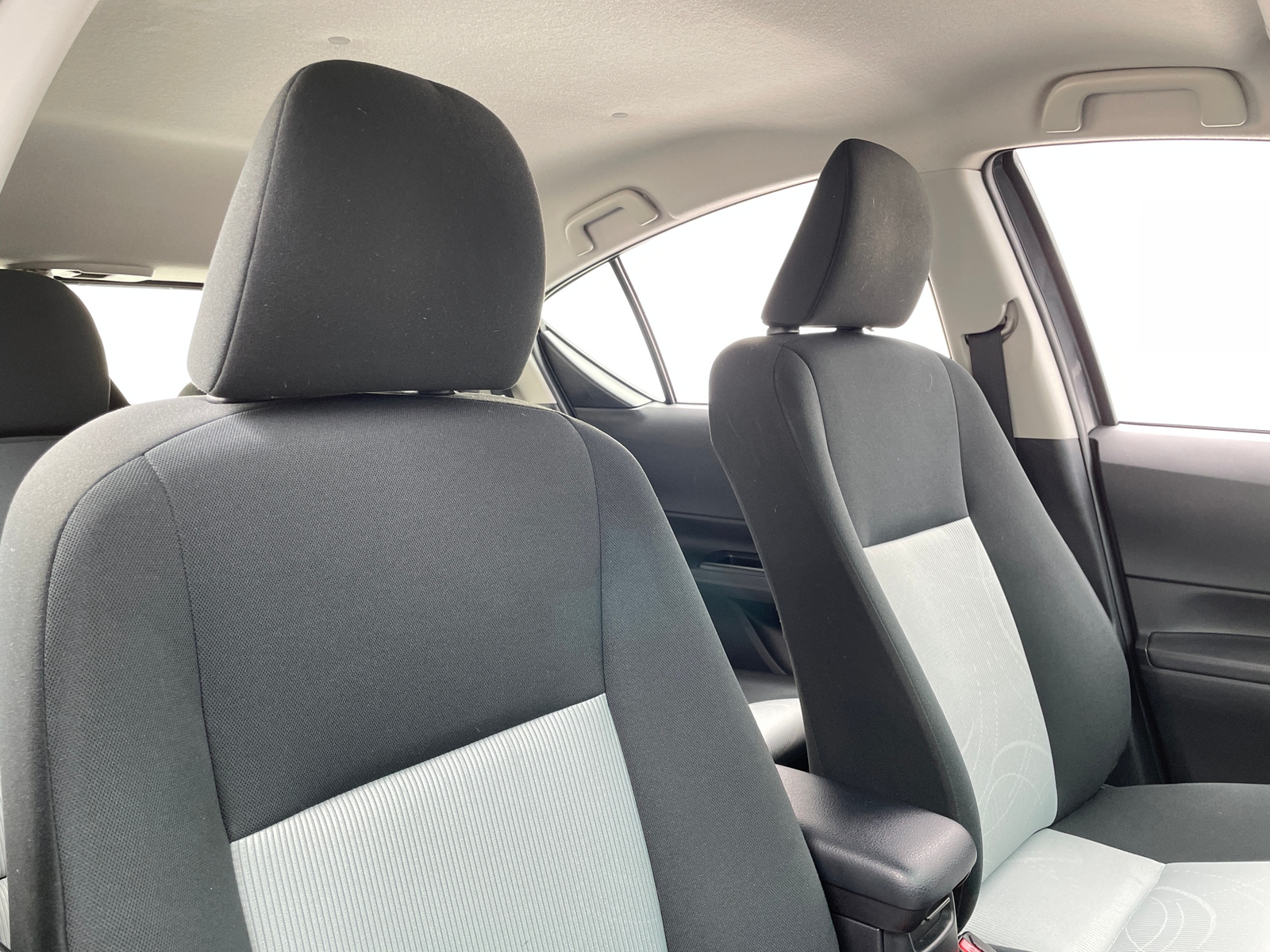 Thumbnail: 2015 Toyota Prius c - 2