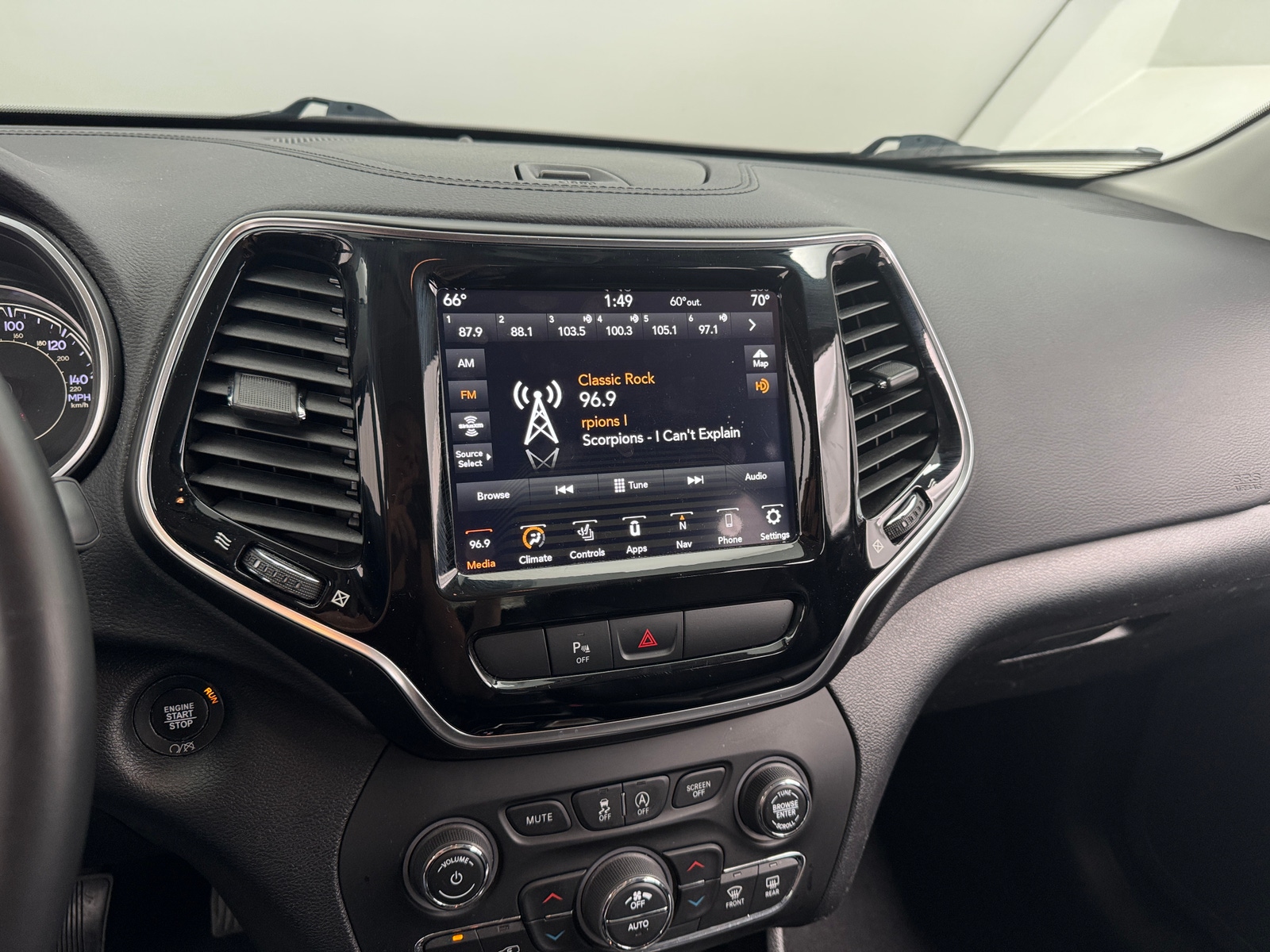 Thumbnail: 2020 Jeep Cherokee - 3