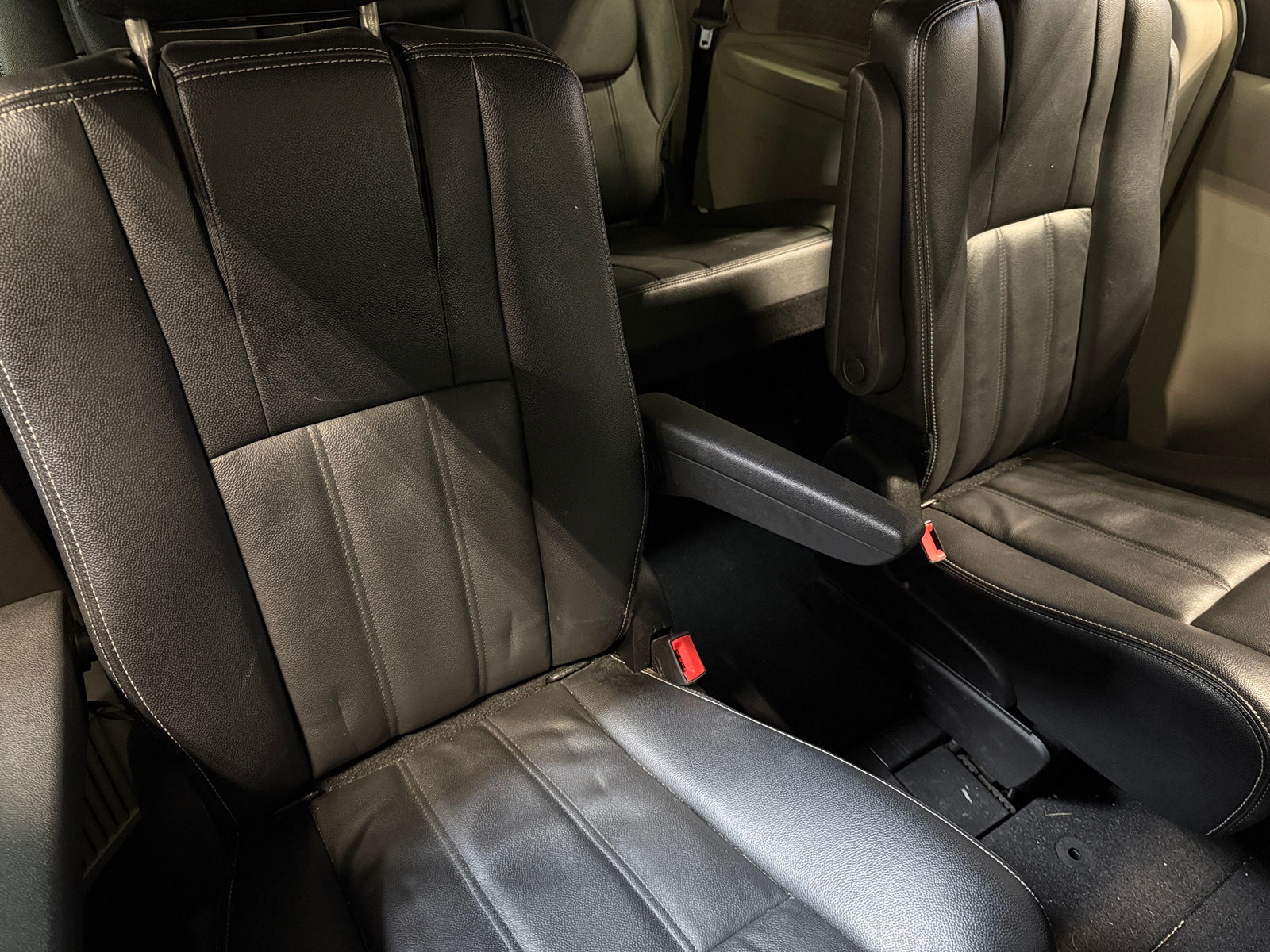Thumbnail: 2015 Chrysler Town & Country - 5