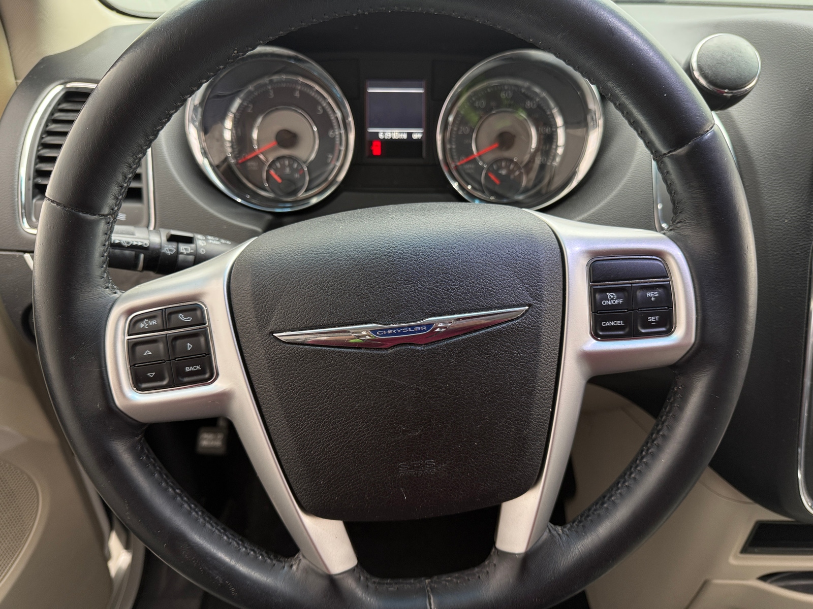 Thumbnail: 2015 Chrysler Town & Country - 4