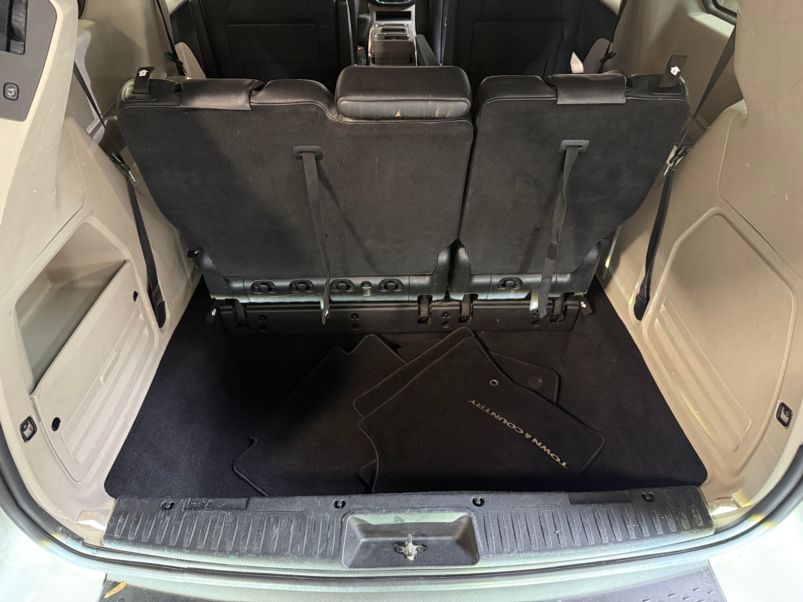 Thumbnail: 2015 Chrysler Town & Country - 6