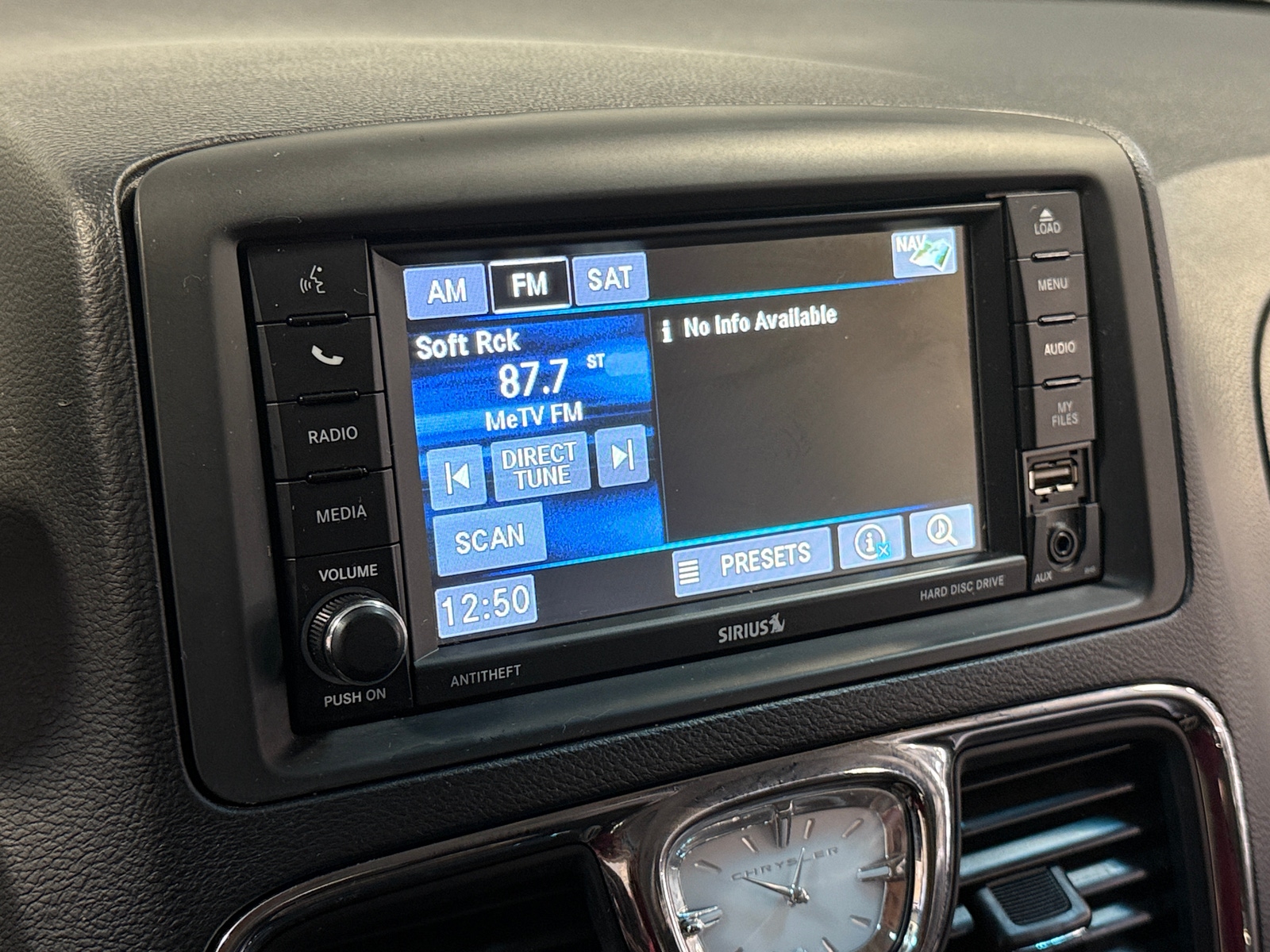 Thumbnail: 2015 Chrysler Town & Country - 3