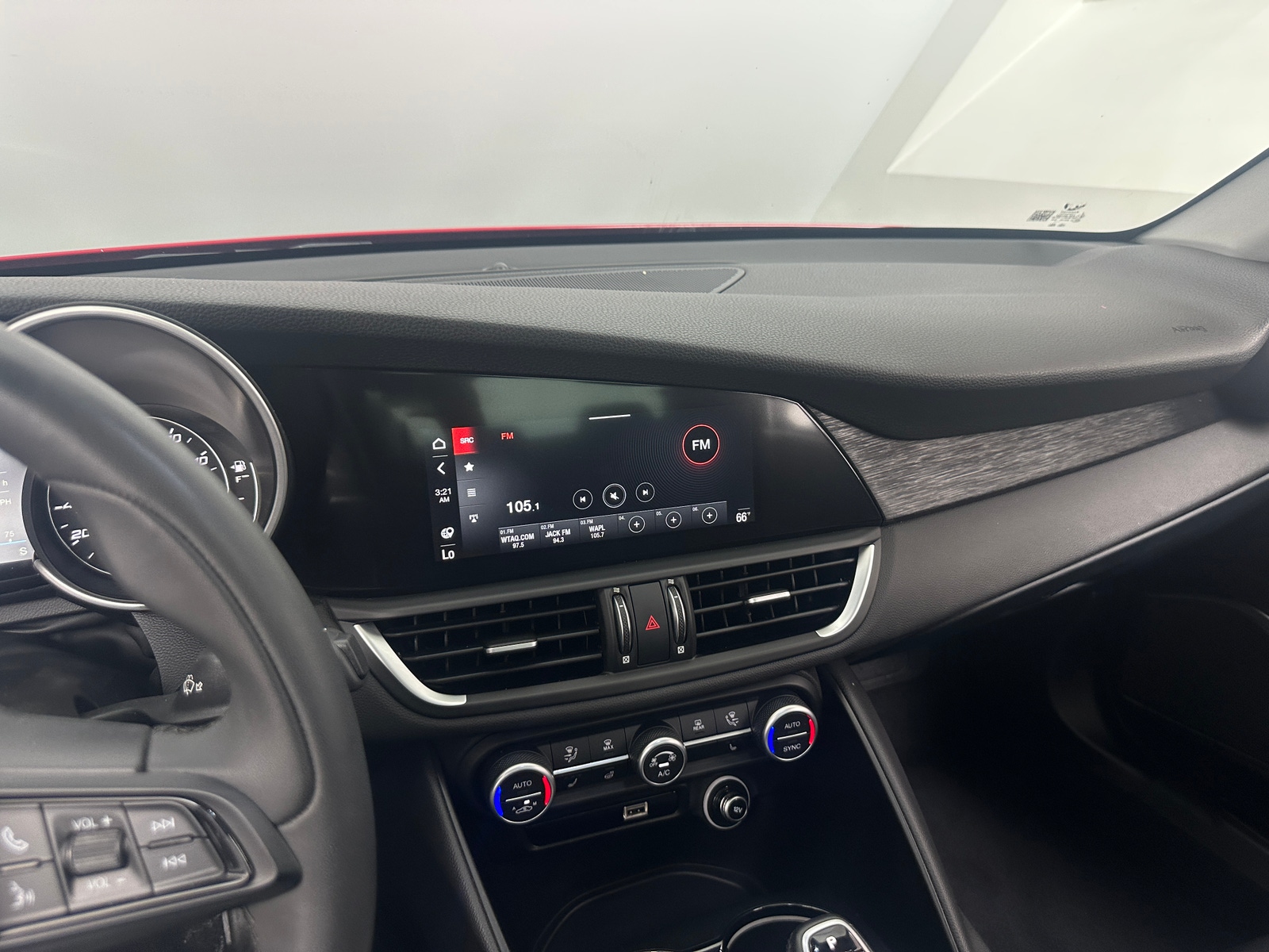 Thumbnail: 2021 Alfa Romeo Giulia - 3
