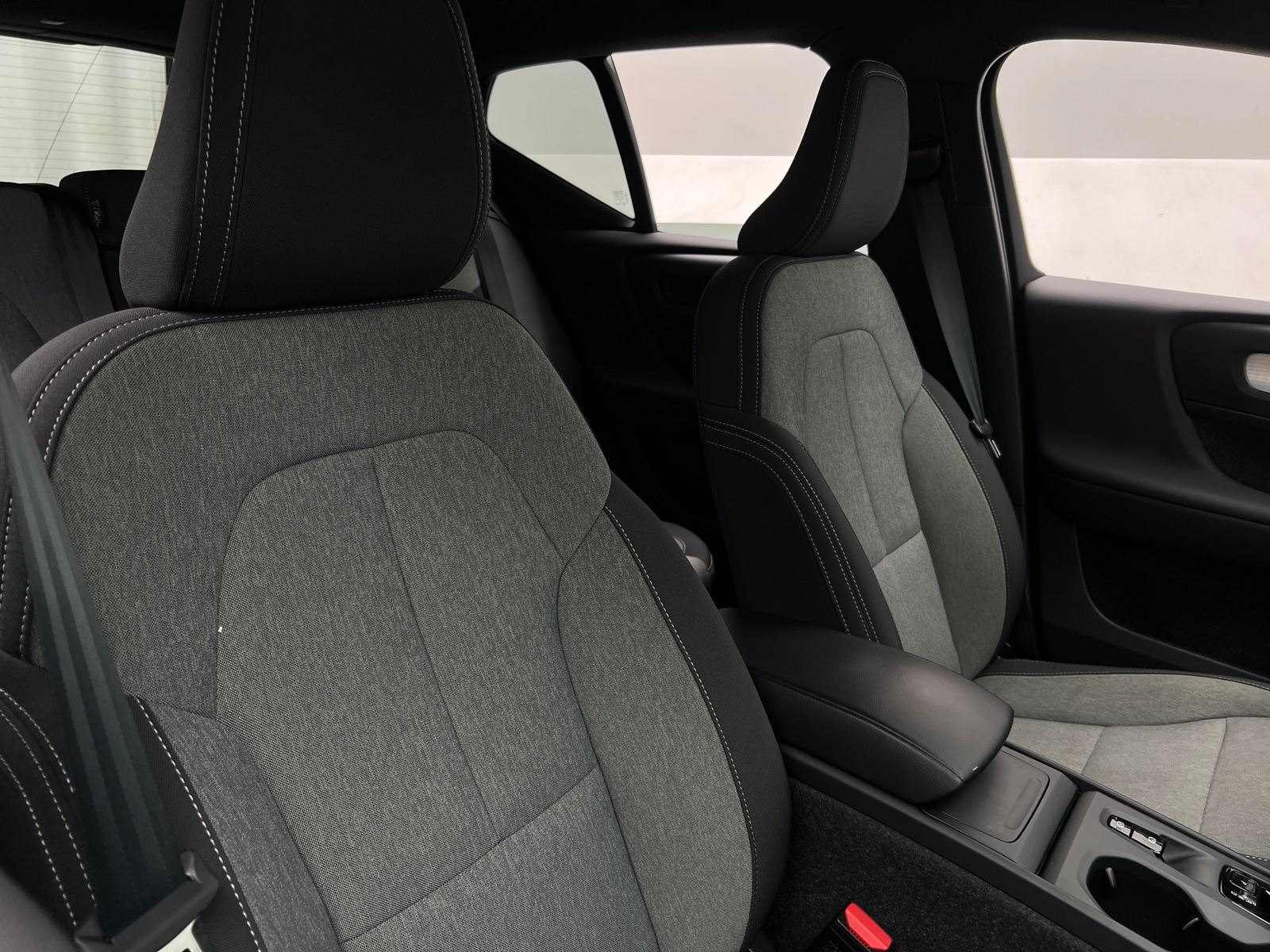 Thumbnail: 2025 Volvo XC40 - 2