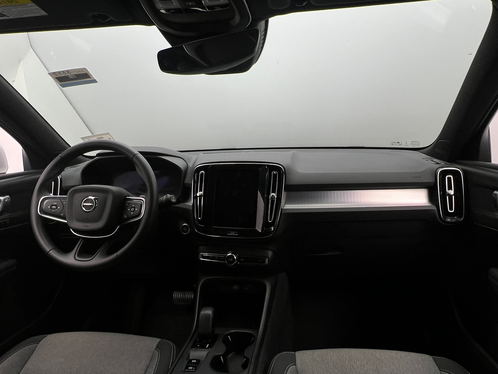 Thumbnail: 2025 Volvo XC40 - 3