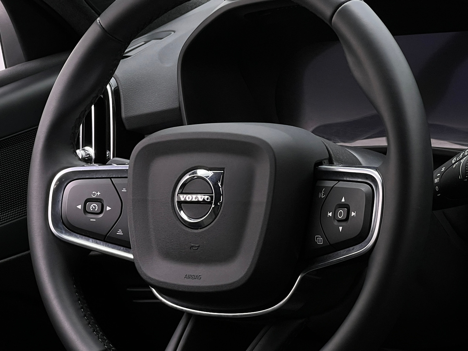 Thumbnail: 2025 Volvo XC40 - 5