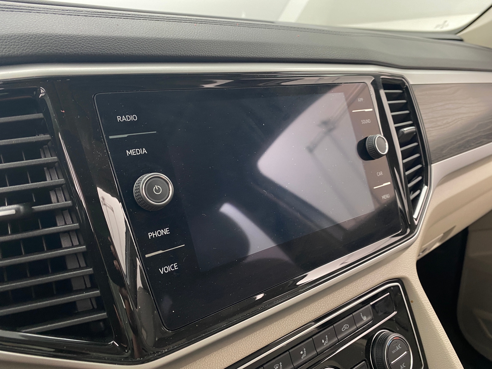 Thumbnail: 2023 Volkswagen Atlas - 3
