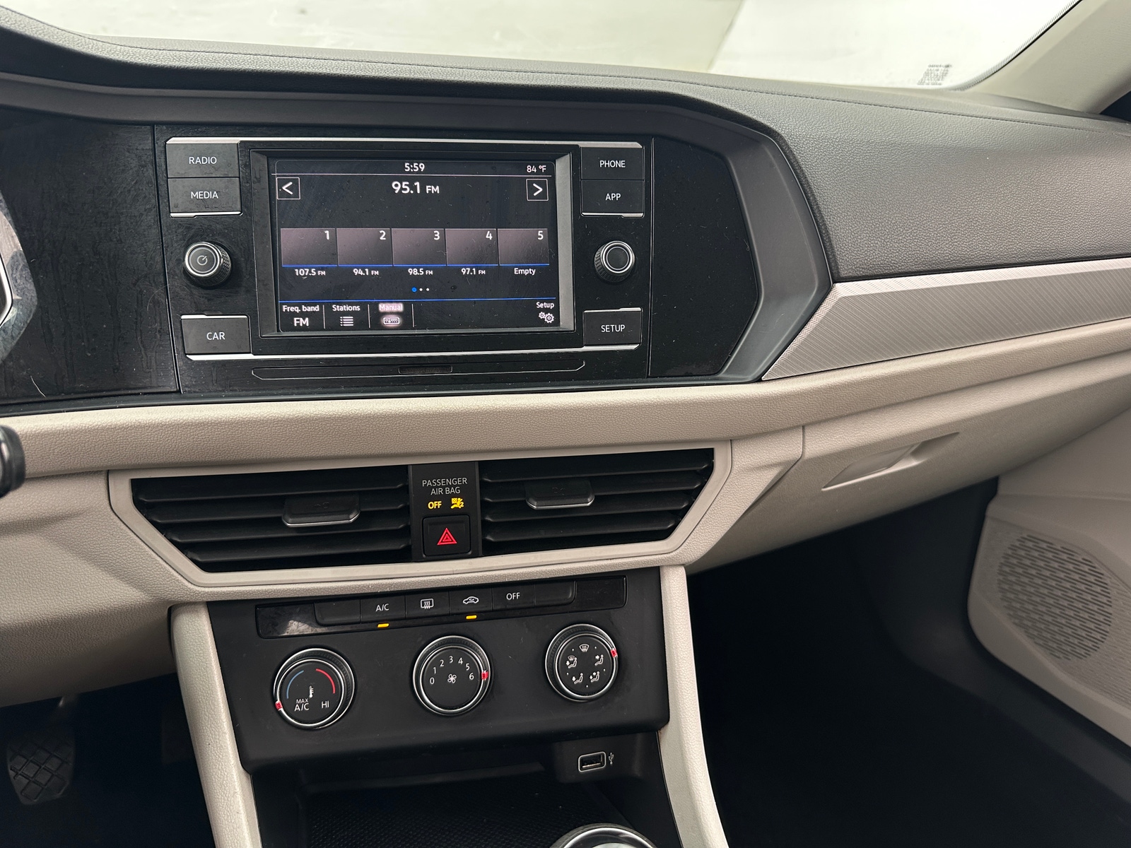 Thumbnail: 2019 Volkswagen Jetta - 4