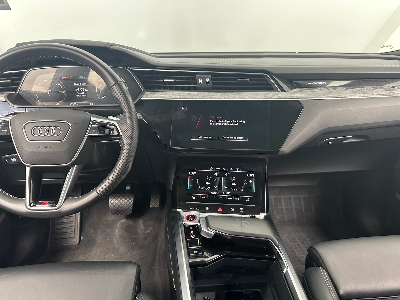 Thumbnail: 2022 Audi e-tron S - 2