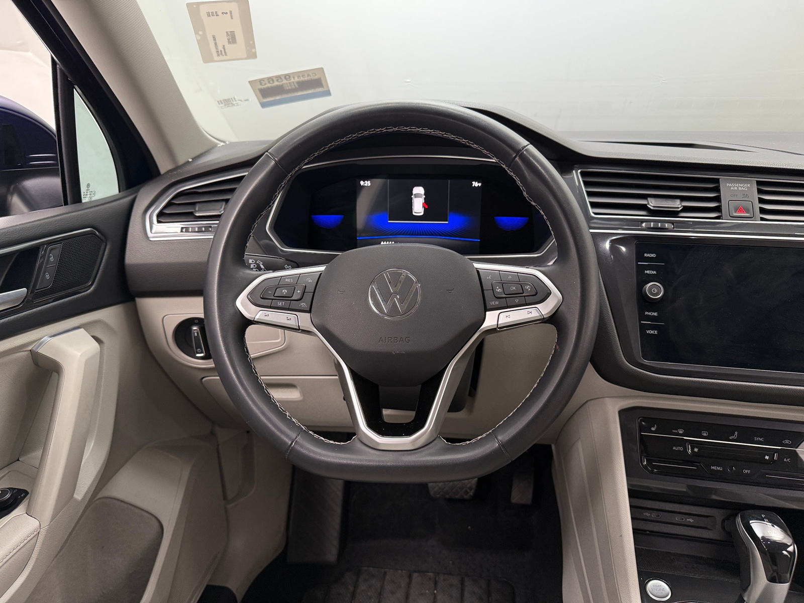 Thumbnail: 2022 Volkswagen Tiguan - 4