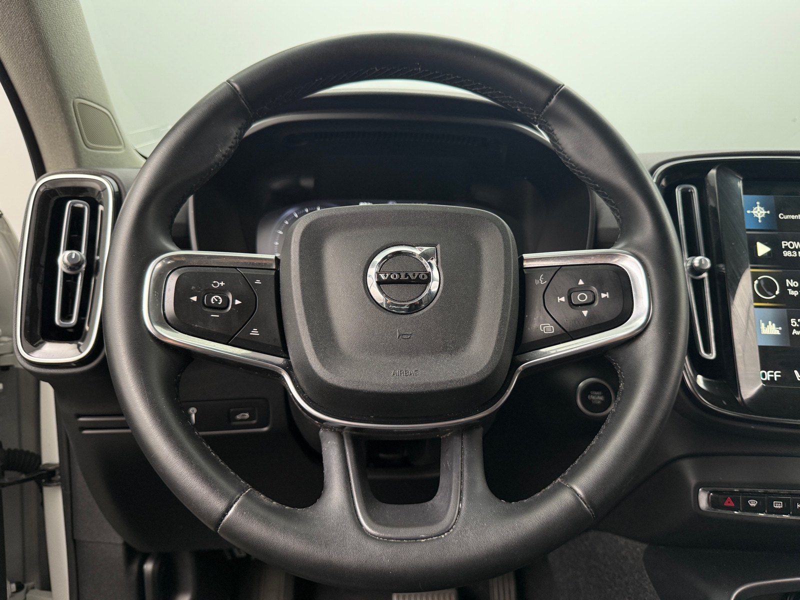 Thumbnail: 2022 Volvo XC40 - 4
