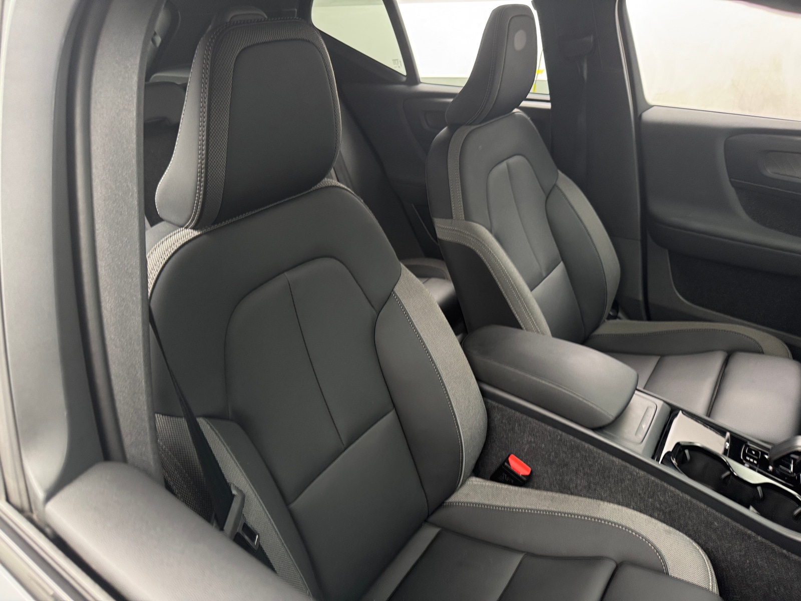 Thumbnail: 2023 Volvo XC40 - 2
