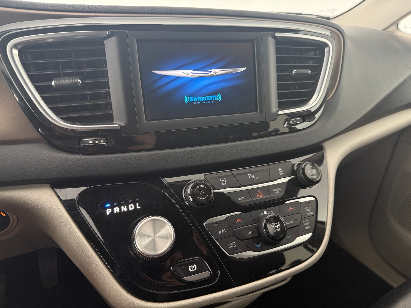 Thumbnail: 2018 Chrysler Pacifica - 3