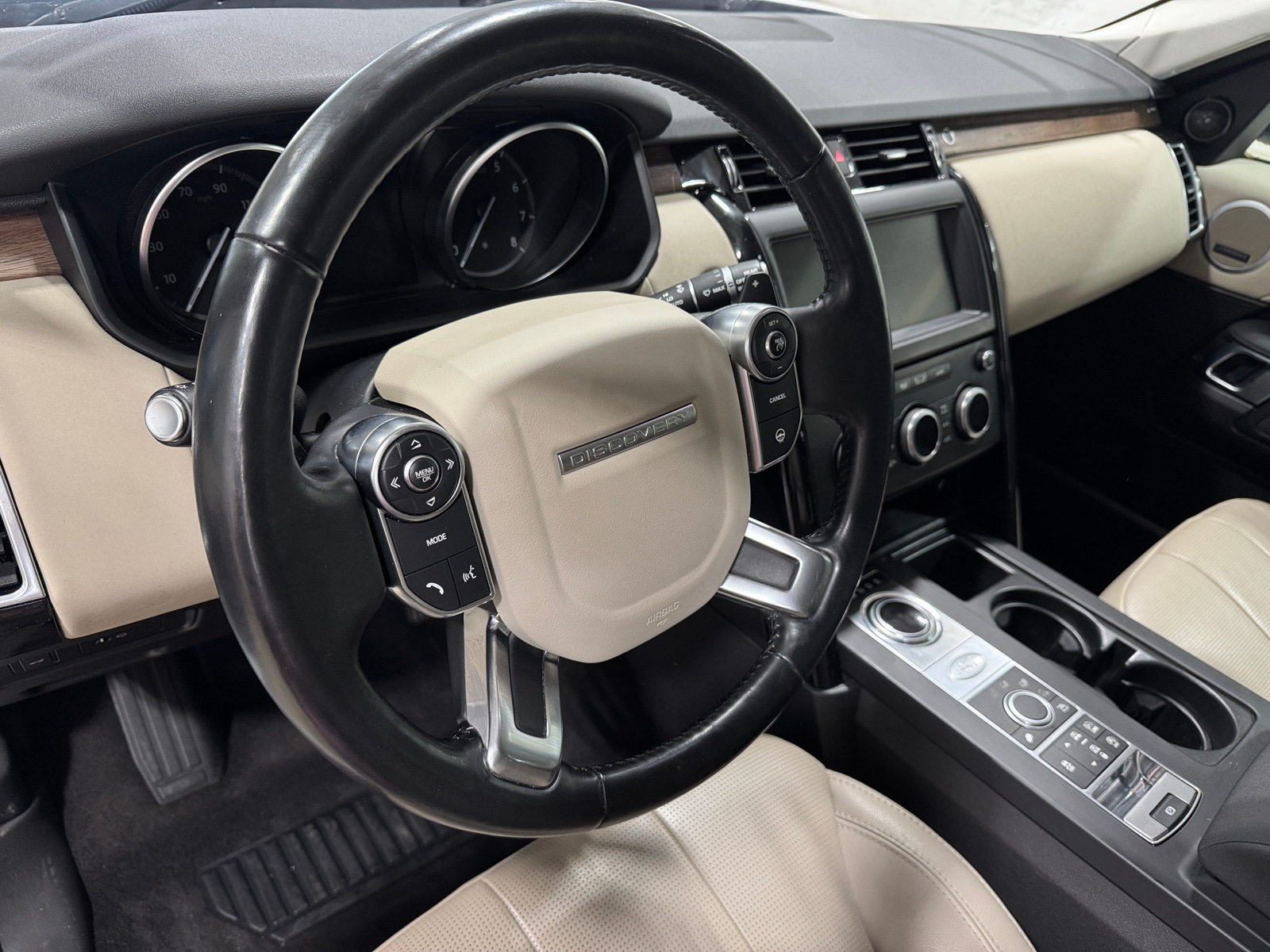 Thumbnail: 2018 Land Rover Discovery - 2