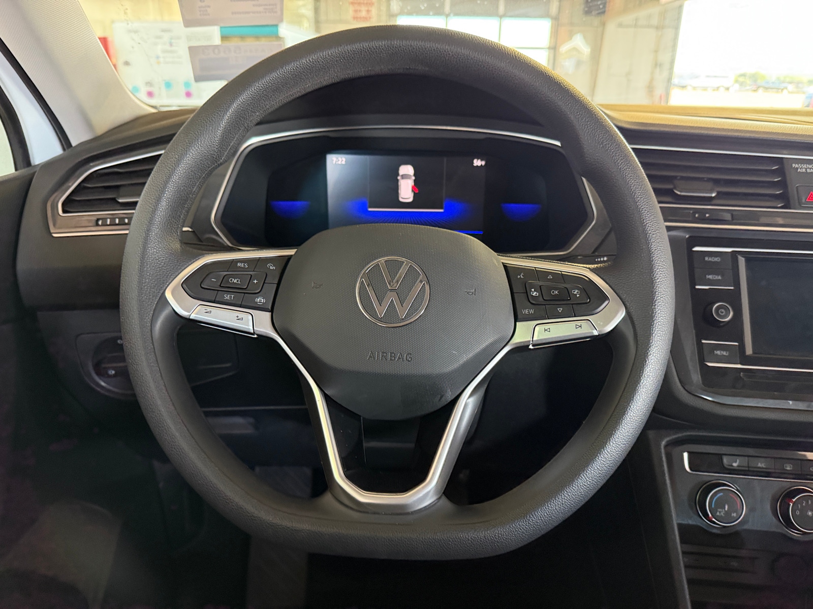 Thumbnail: 2023 Volkswagen Tiguan - 5