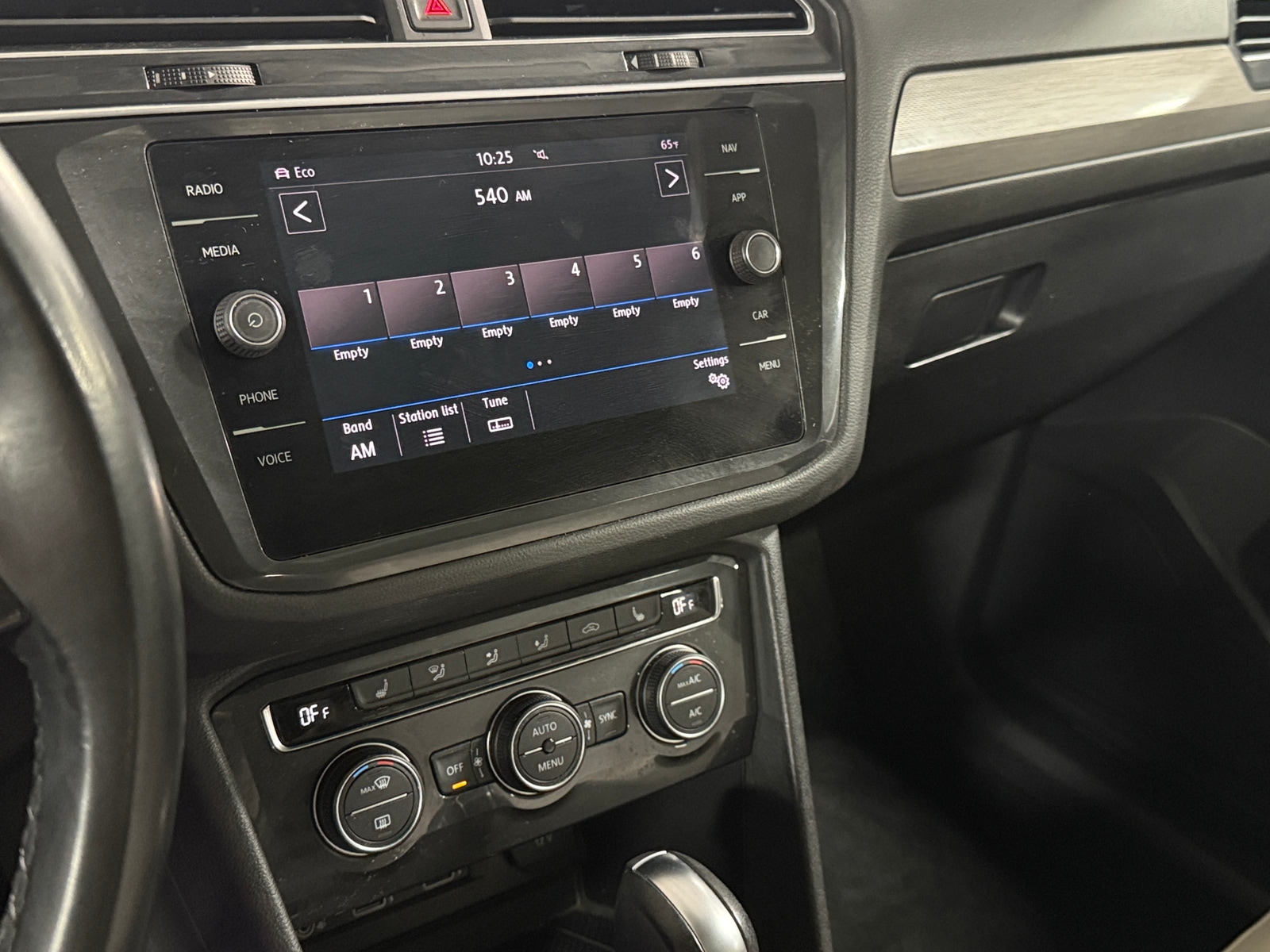 Thumbnail: 2018 Volkswagen Tiguan - 3