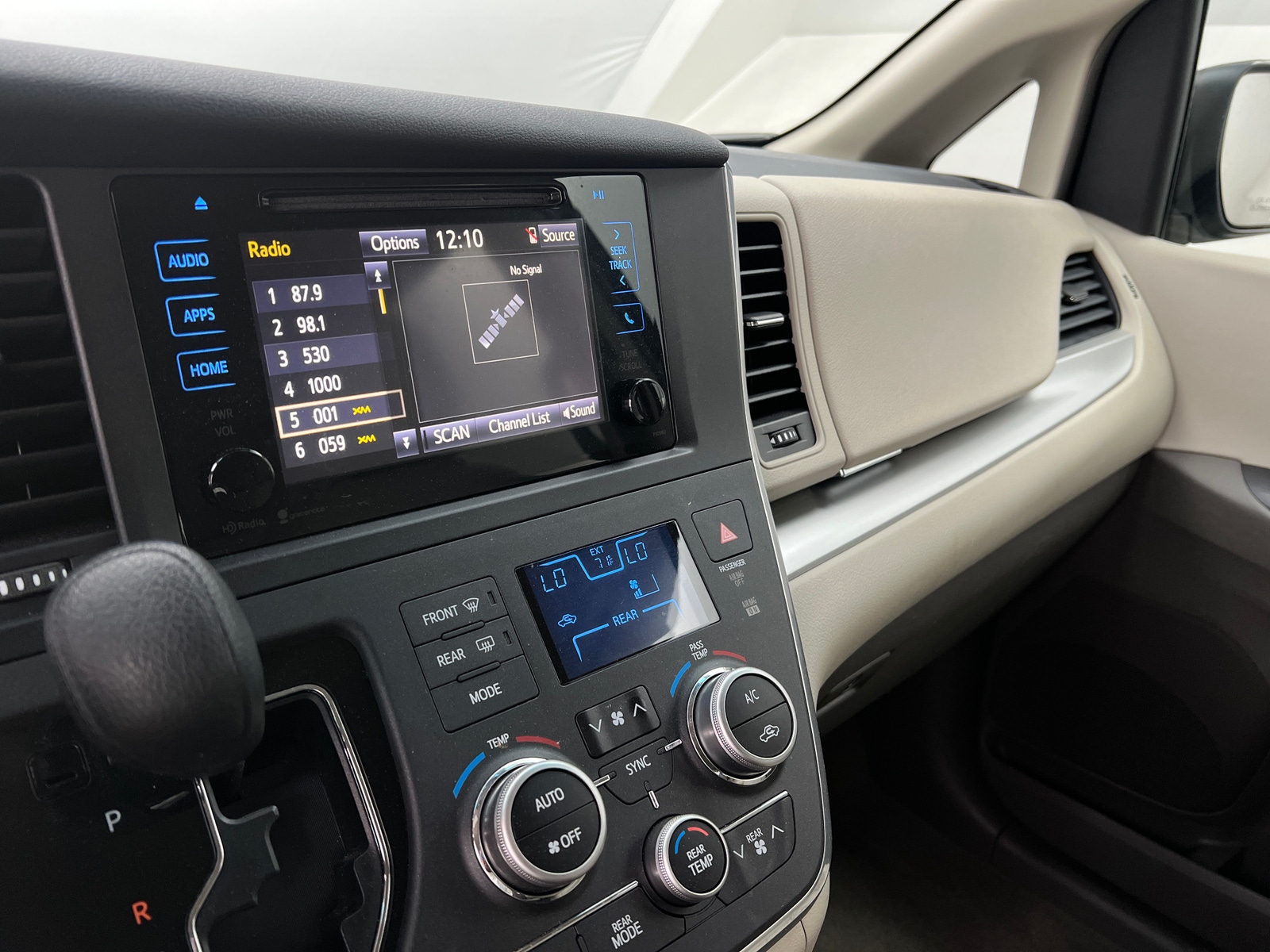 Thumbnail: 2015 Toyota Sienna - 4