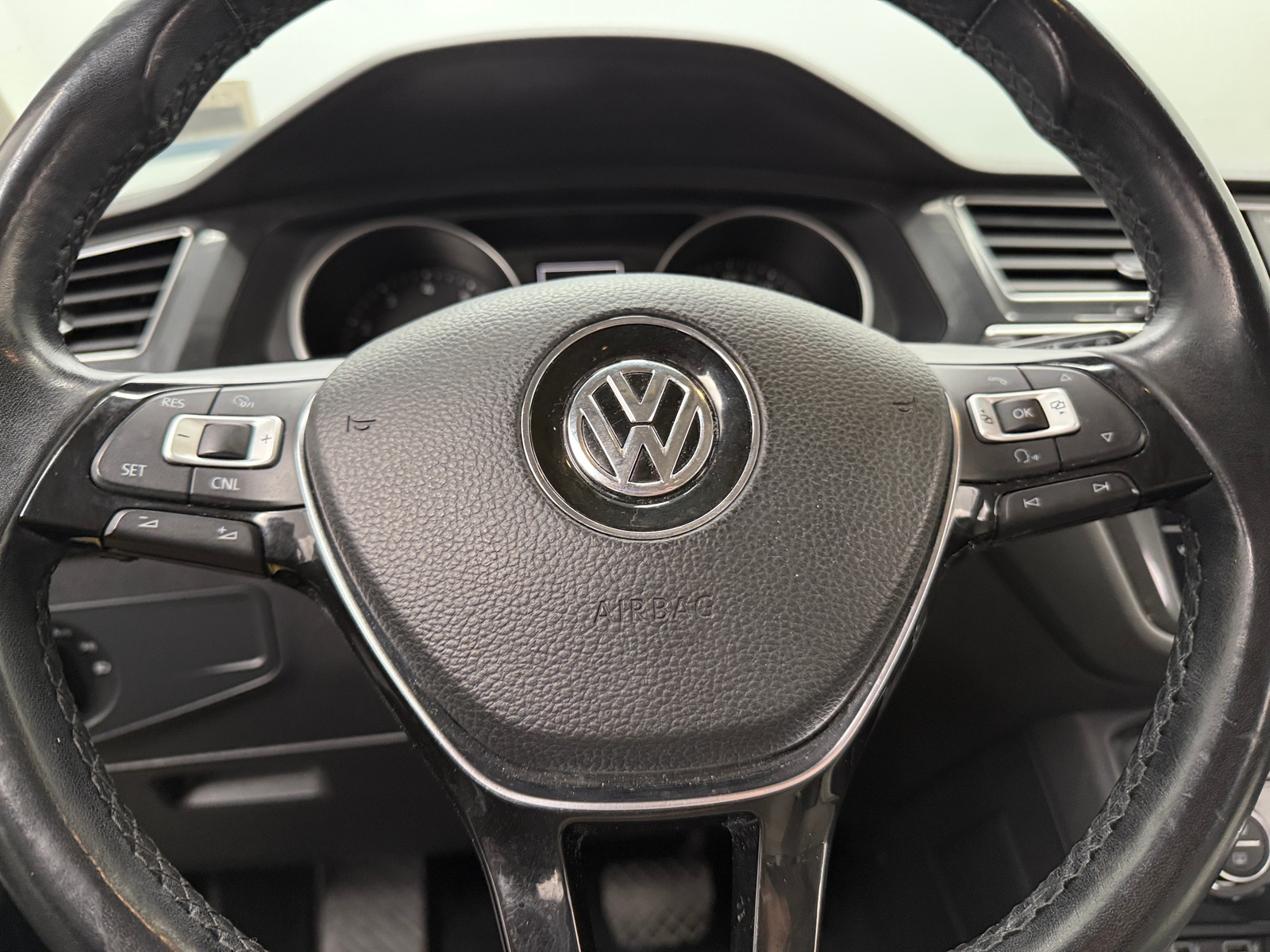 Thumbnail: 2018 Volkswagen Tiguan - 4
