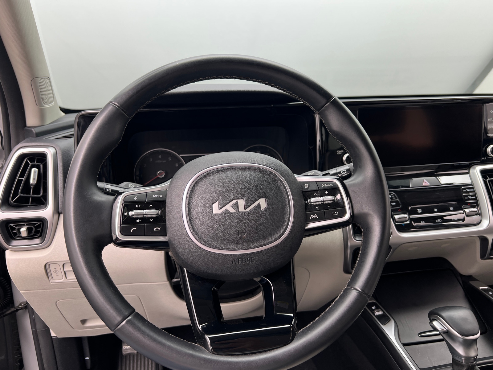 Thumbnail: 2023 Kia Sorento - 4